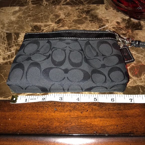 🆕 Black Coach wristlet. - Picture 7 of 8